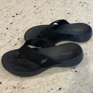 Skechers flip flops. Goga mat footbeds. EUC. Size 7.
